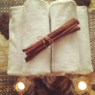 cynamon i ręczniki w salonie masażu Masajka